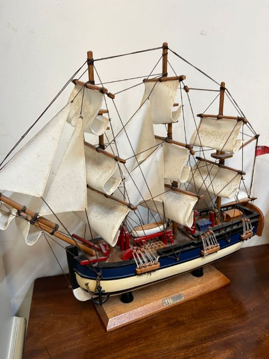 Two model sailing Galleon - Image 2 of 3