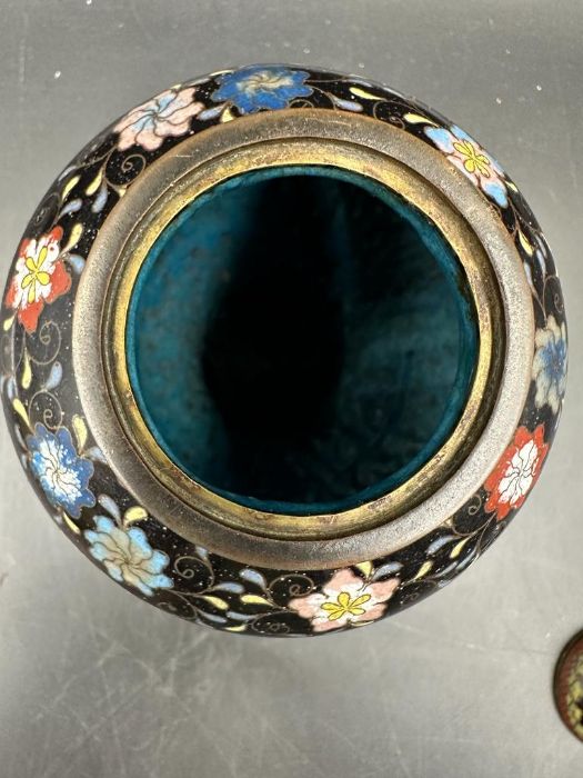 A Cloisonne lidded jar, approximate height 13cm - Image 3 of 4