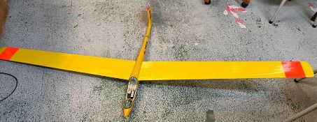 A yellow Glider, caller number D07816 (100cm x 210cm)