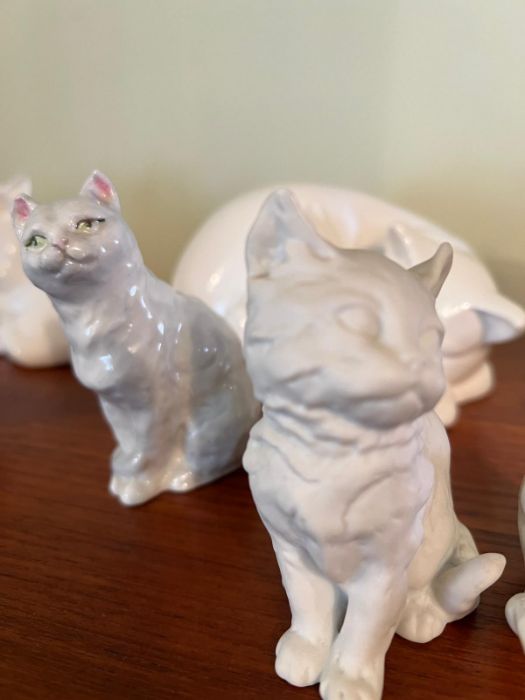 A selection of porcelain cats various makers including Royal Doulton, Crown and Royal Worcester - Image 7 of 10