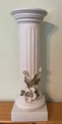 A china column with floral detail (H50cm)