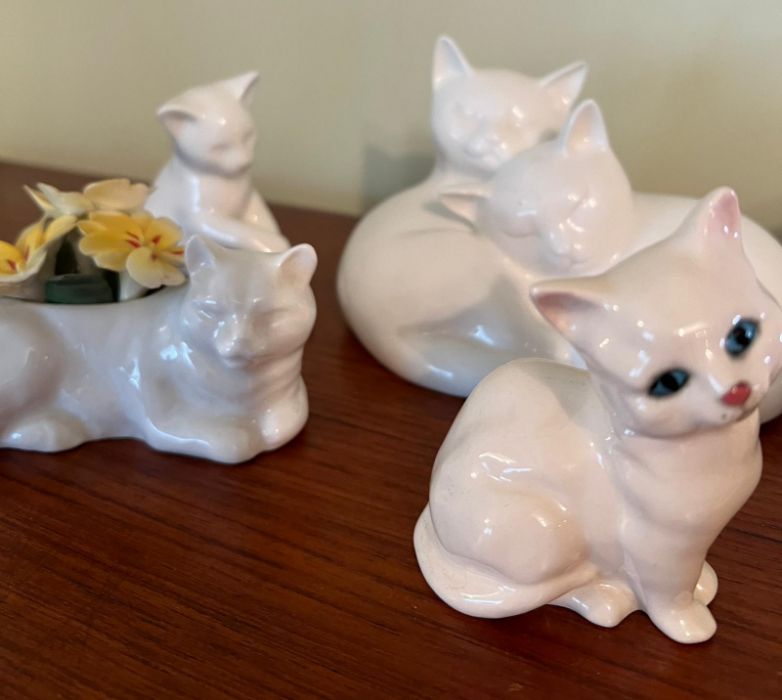 A selection of porcelain cats various makers including Royal Doulton, Crown and Royal Worcester - Image 2 of 10