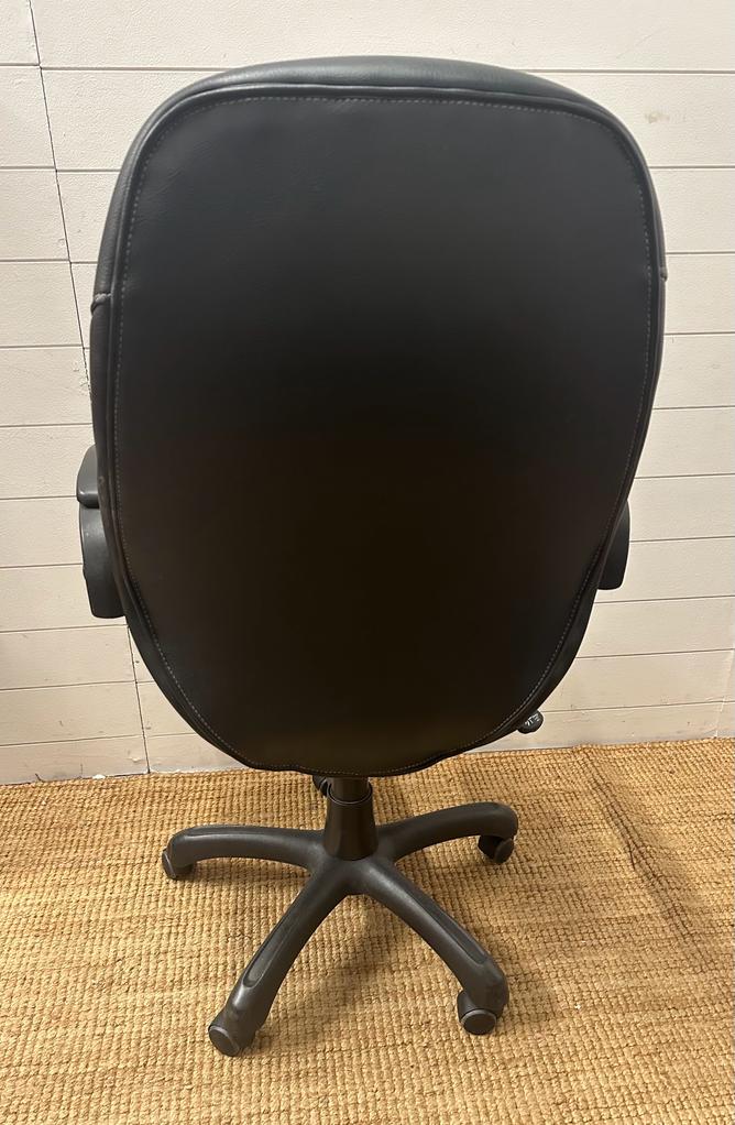 A black leather adjustable office chairs on castors AF - Image 2 of 4