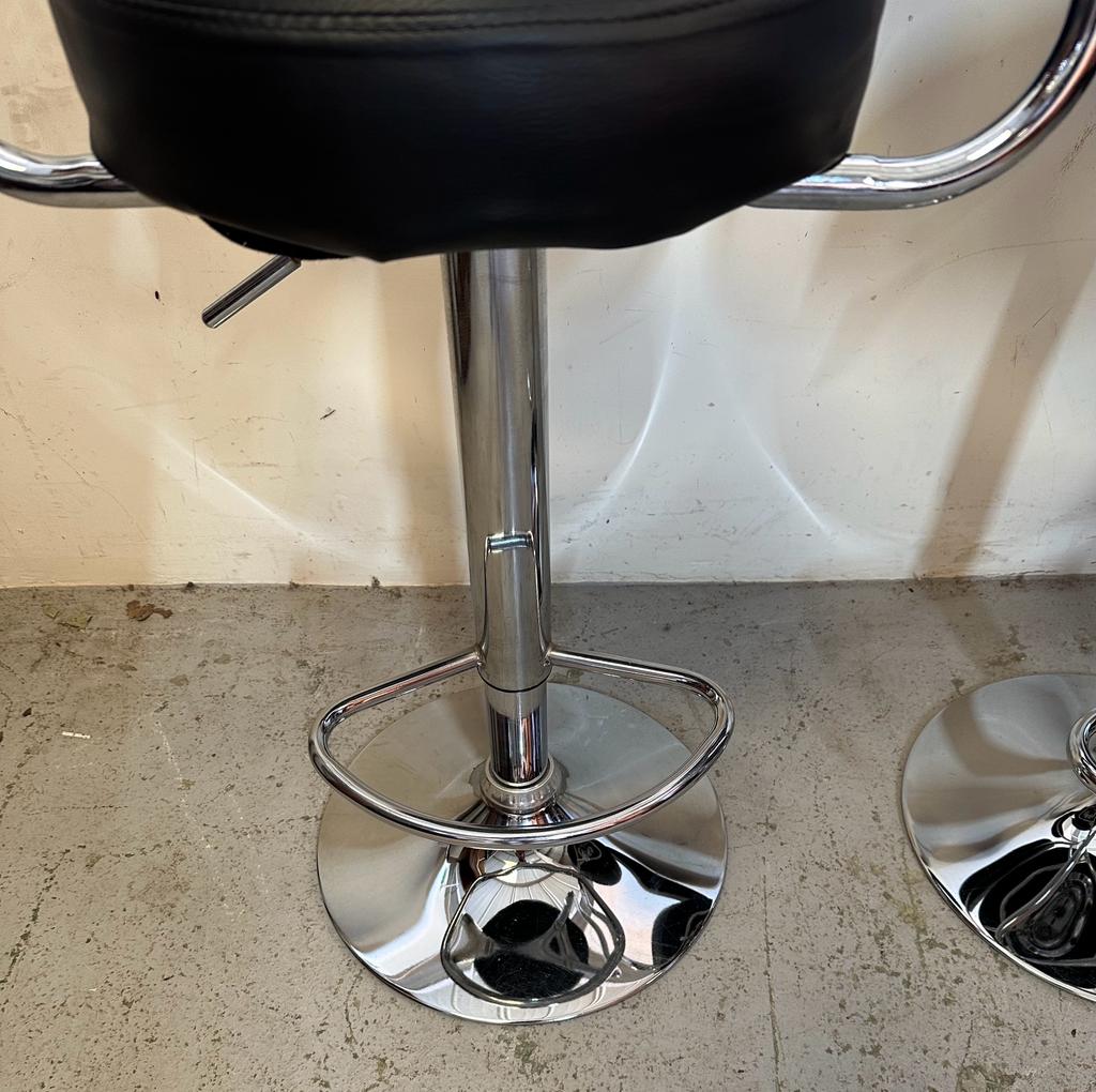A pair of high back contemporary chrome bar stools, upholstered in faux black leather (H92cm) - Image 3 of 4