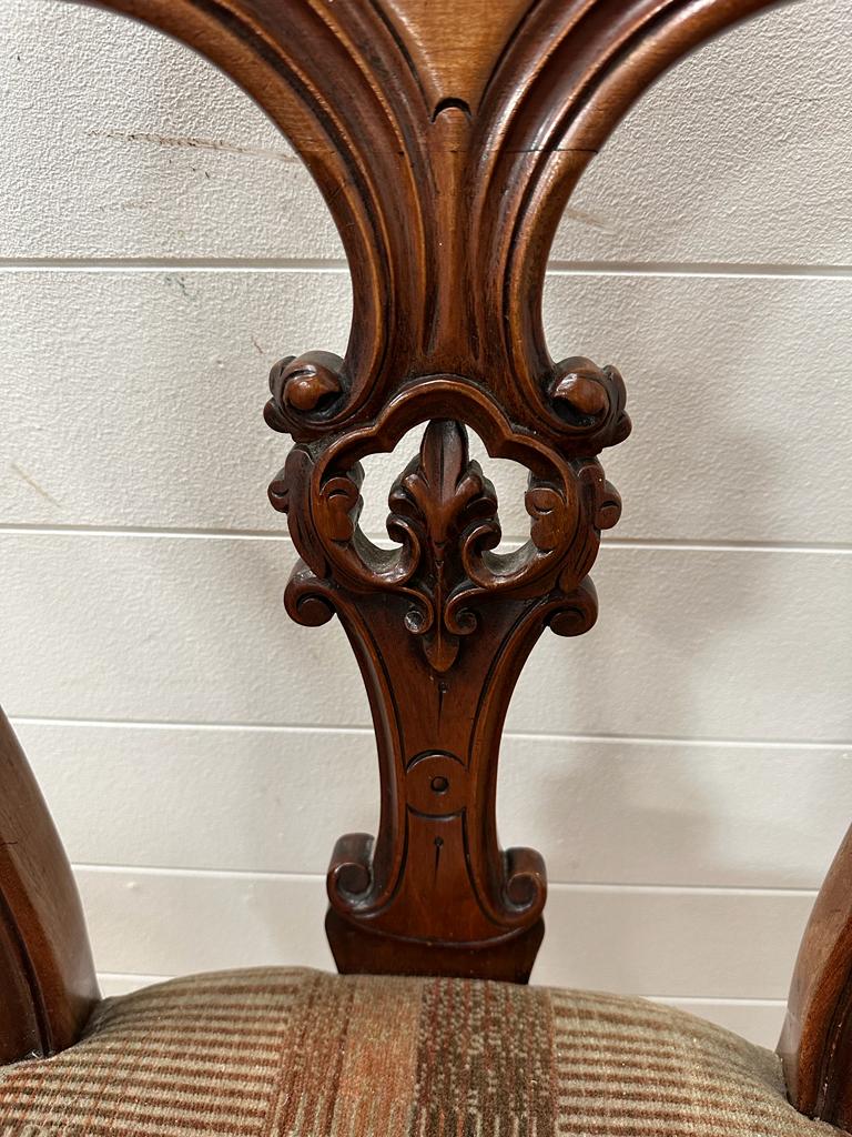 A set of six Victorian style spoon back chairs on cabriole legs with carved fleur details to backs - Image 3 of 5