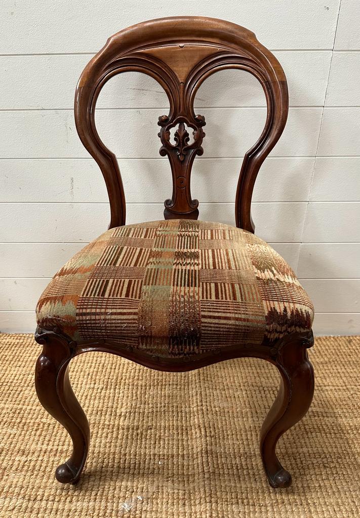 A set of six Victorian style spoon back chairs on cabriole legs with carved fleur details to backs - Image 4 of 5