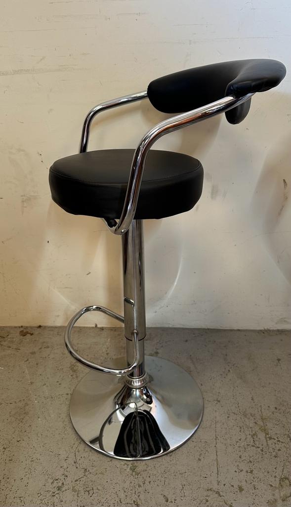 A pair of high back contemporary chrome bar stools, upholstered in faux black leather (H92cm) - Image 4 of 4