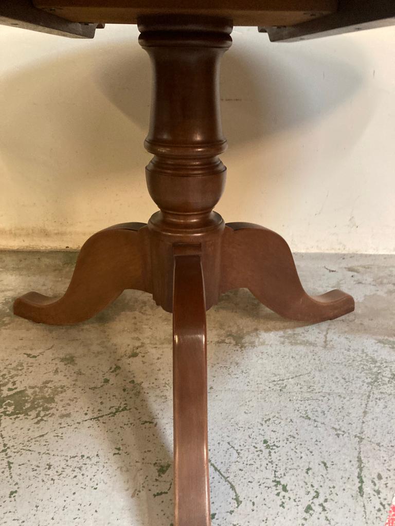 A mahogany oval pedestal dining table on tripod legs (H77cm W120cm D50cm) - Image 4 of 4