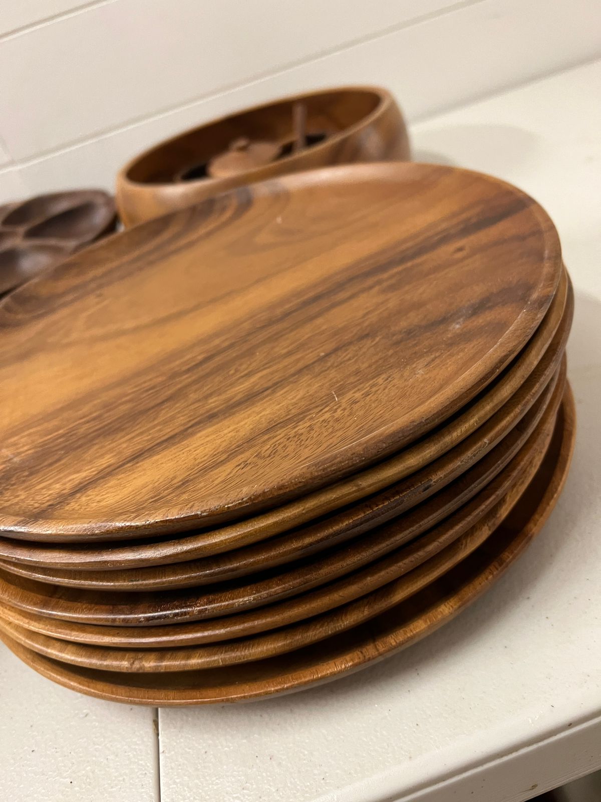 A wooden dinner set comprising of sixteen wooden plates, one serving bowl, four sauce pots and - Image 2 of 3