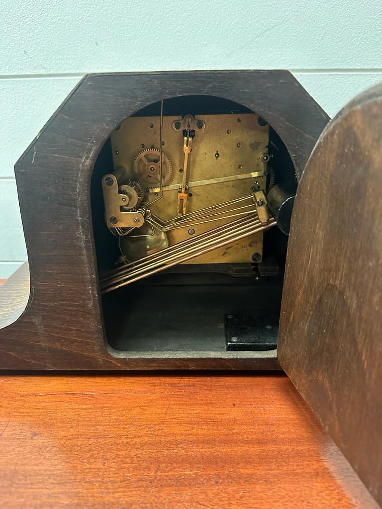 An Oak eight day mantel clock - Image 2 of 5