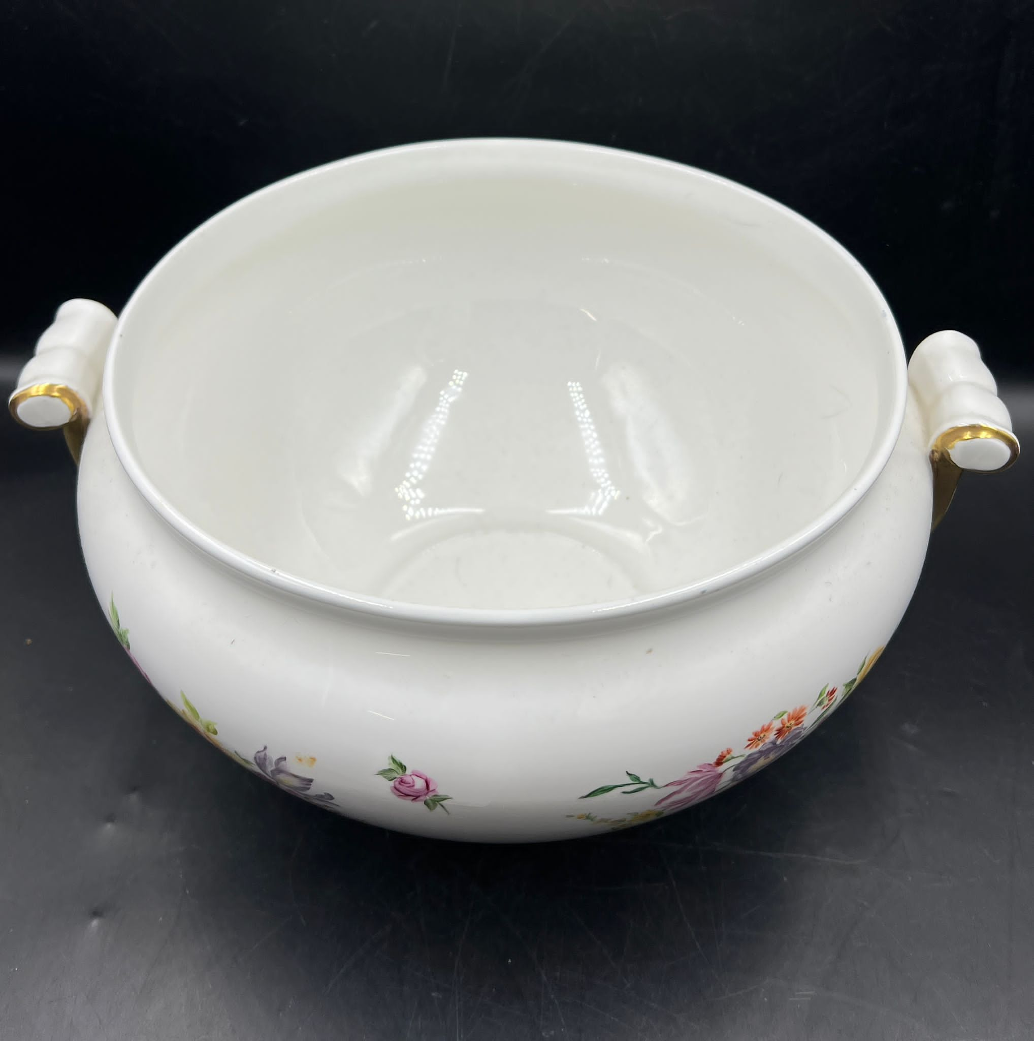 A hand painted porcelain soup tureen - Image 2 of 4