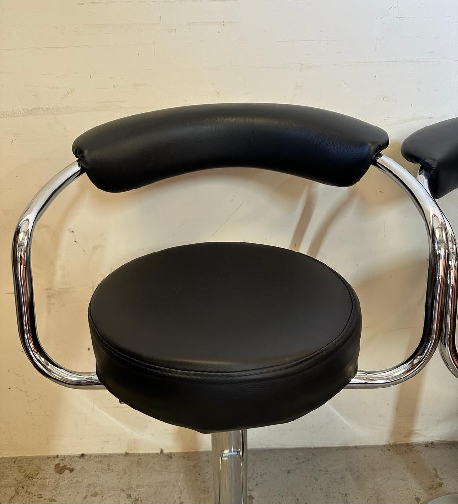 A pair of high back contemporary chrome bar stools, upholstered in faux black leather (H92cm) - Image 2 of 4