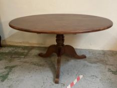 A mahogany oval pedestal dining table on tripod legs (H77cm W120cm D50cm)