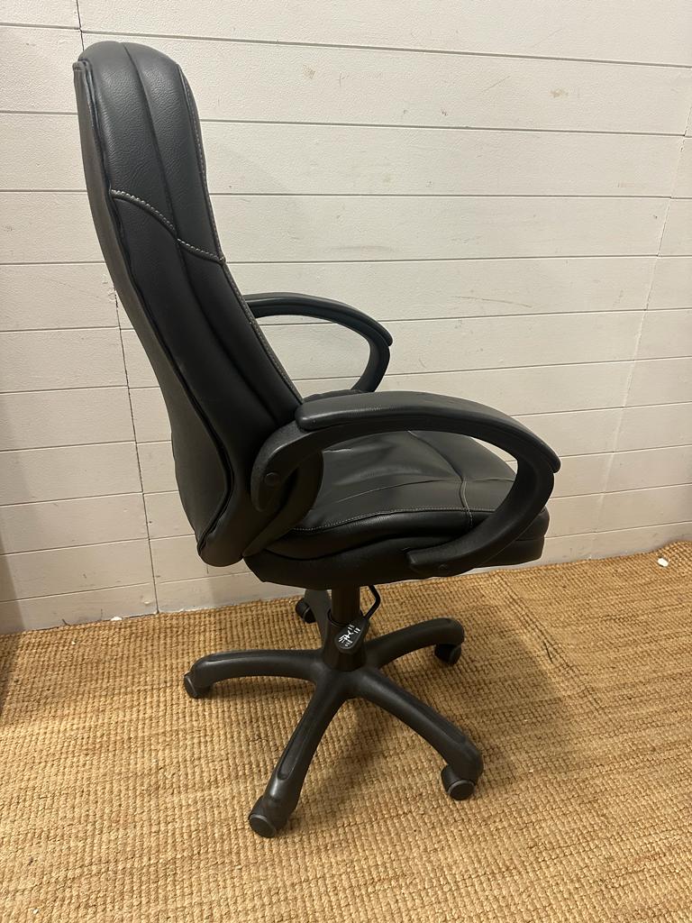 A black leather adjustable office chairs on castors AF - Image 4 of 4