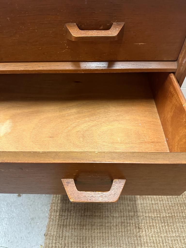 An early Mid Century G-Plan chest of four drawers (H86cm W76cm D45cm) - Image 2 of 5