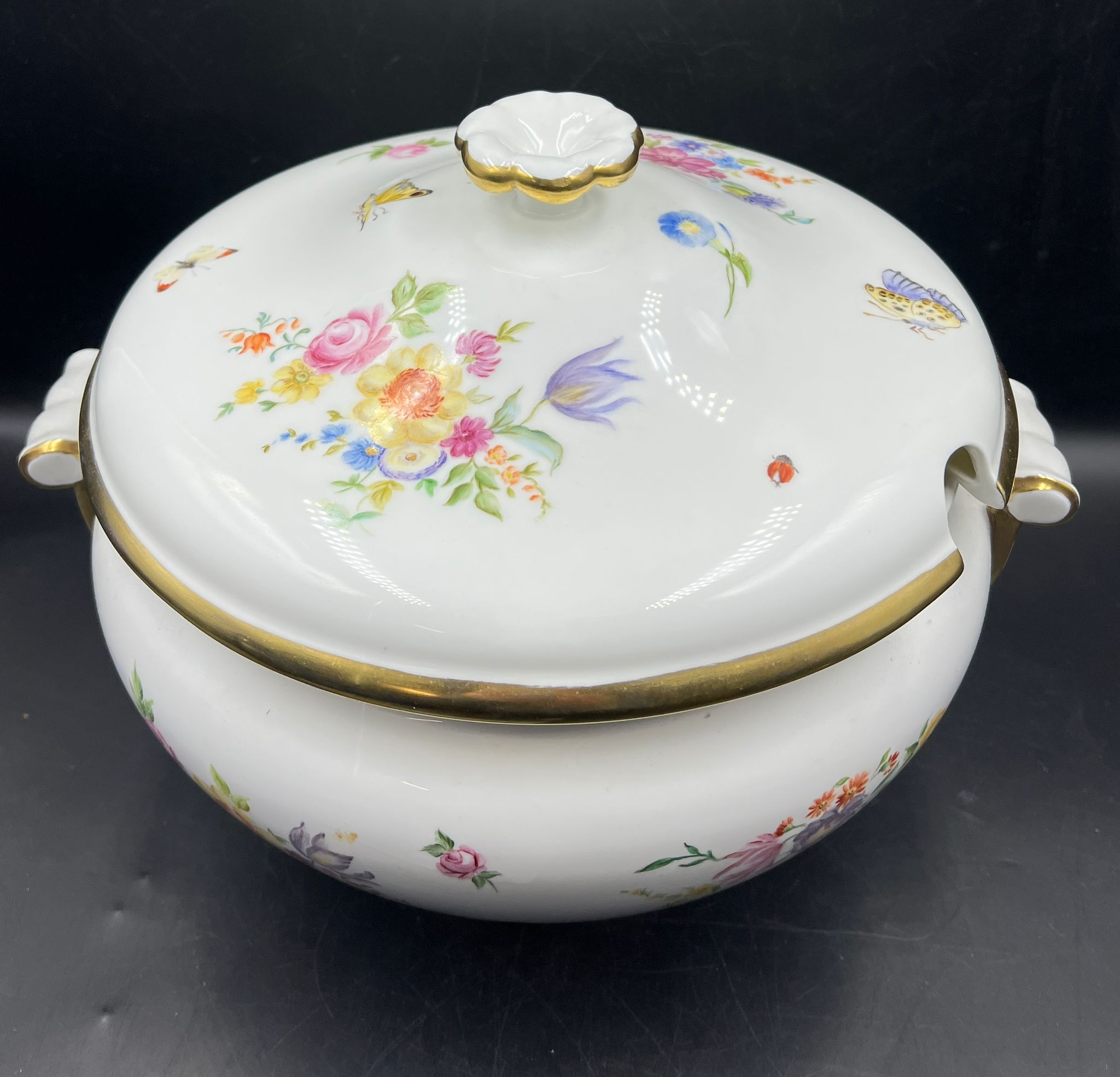 A hand painted porcelain soup tureen - Image 3 of 4