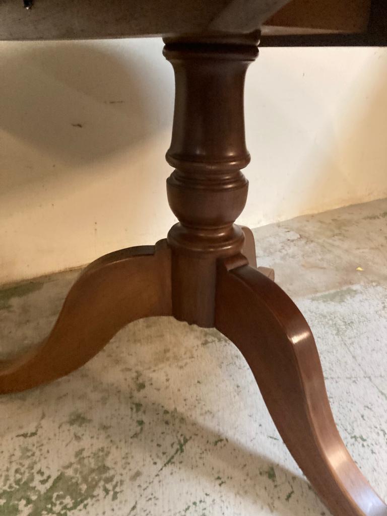 A mahogany oval pedestal dining table on tripod legs (H77cm W120cm D50cm) - Image 3 of 4