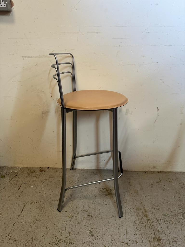 A pair of contemporary chrome bar stools, upholstered in faux beige leather (H94cm) - Image 2 of 4