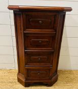 A mahogany four drawer bedside cabinet (H80cm D31cm W51cm)