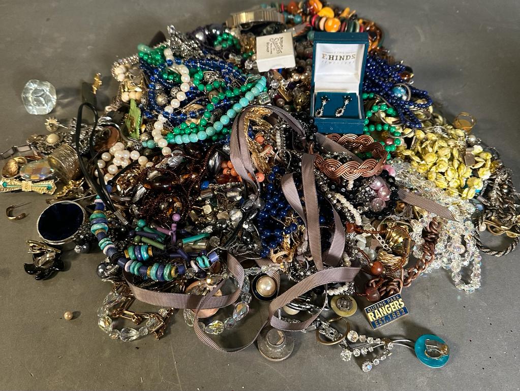 A quantity of quality costume jewellery