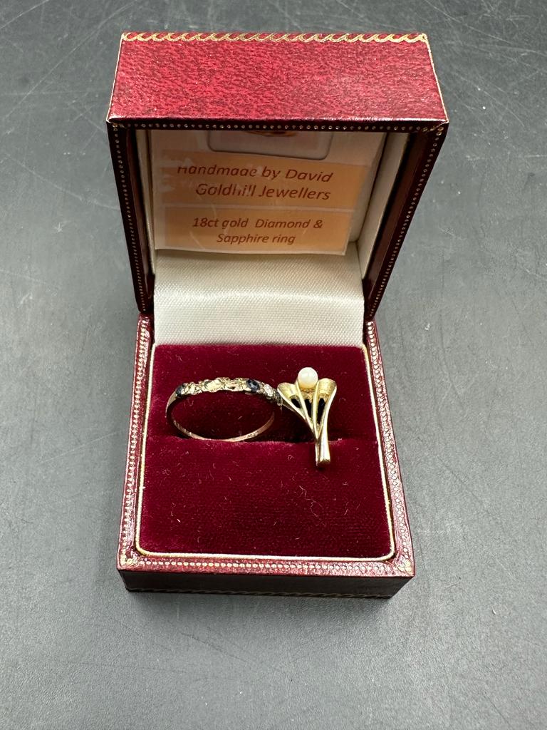9ct gold ring AF and a 9ct gold pendant (Approximate total weight 2.1g)