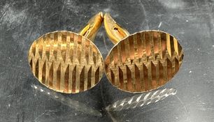 A set of hallmarked Arabian gold gents cufflinks (Approximate total weight 8.6g)