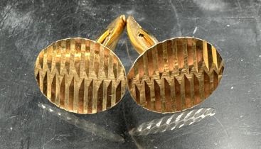 A set of hallmarked Arabian gold gents cufflinks (Approximate total weight 8.6g)