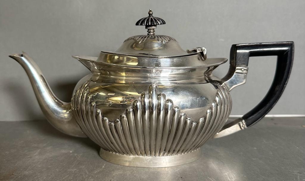 A Mappin & Webb Victorian silver teapot, hallmarked for Sheffield 1896, approximate weight 570g - Image 2 of 4