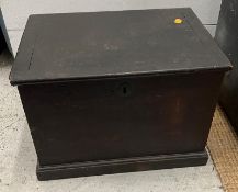 A wooden storage box (H37cm W51cm D37cm)