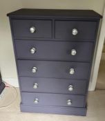 A painted pine chest drawers (H111cm W76cm D40cm)