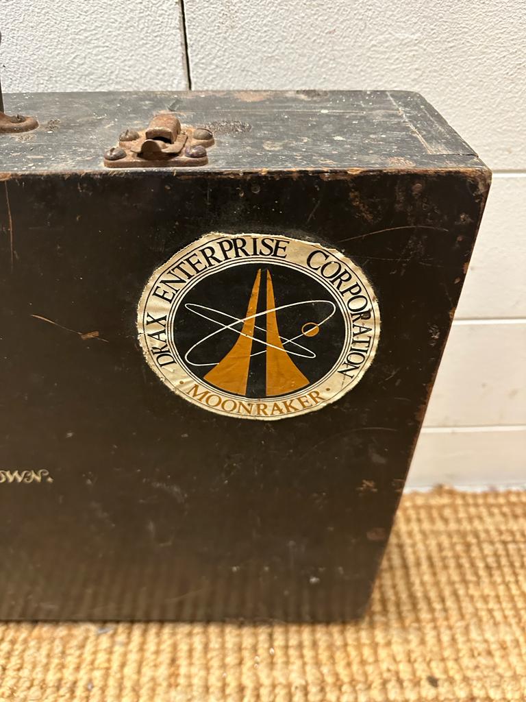 A prop masters wooden tool box with Moonraker sticker - Image 4 of 4