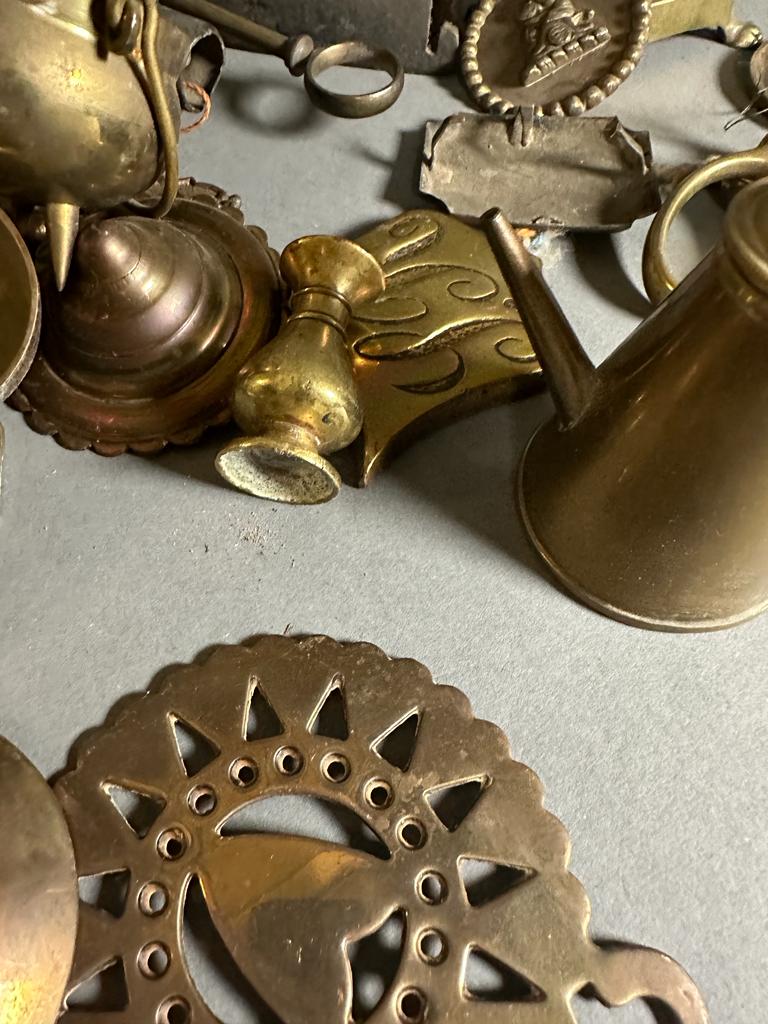 A large selection of brass and copper curios including door knockers, syringe, horse brasses etc. - Image 2 of 6