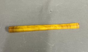 An amber cigarette holder (15cm)