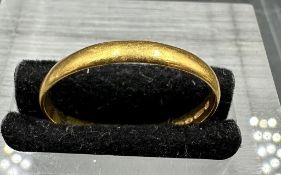 A 22ct gold wedding band (Approximate total weight 2.1g) Size R