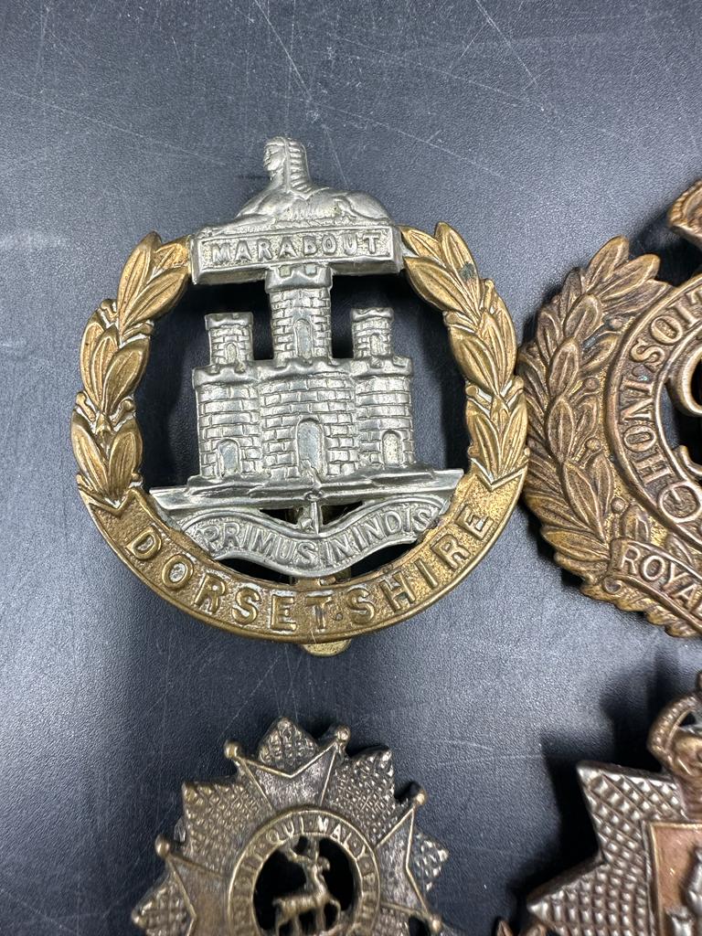 A small selection of military insignia and cap badges. - Image 4 of 6