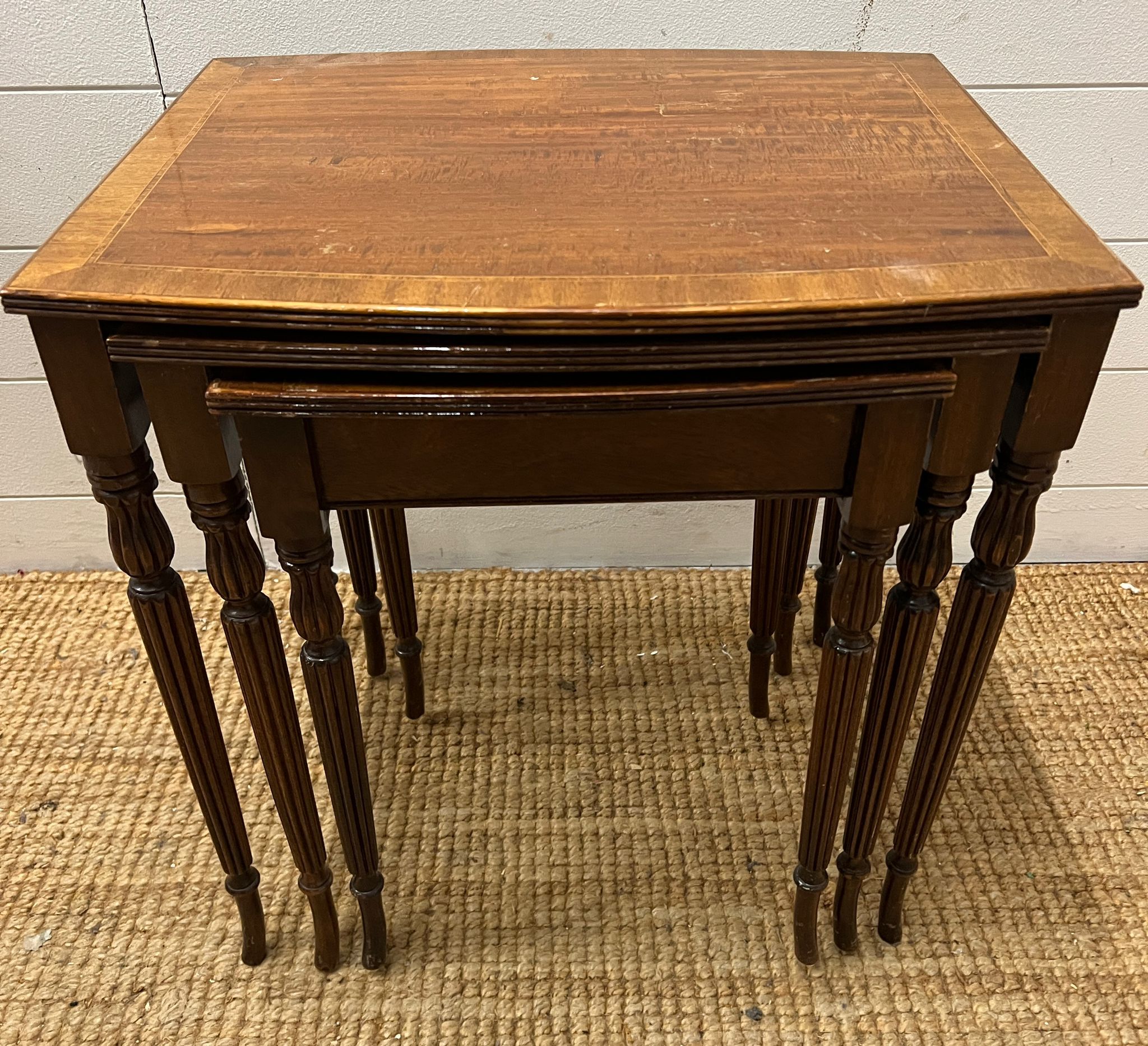 A set of nesting tables with string inlay and fluted legs (H51cm W50cm D38cm) - Image 3 of 4