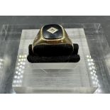 A 9ct gold signet ring (Approximate Weight 3g)