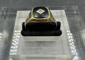 A 9ct gold signet ring (Approximate Weight 3g)