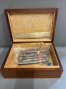 A cigar humidor case with string inlay cutter and thirteen cigars (H10cm W28cm D20cm)