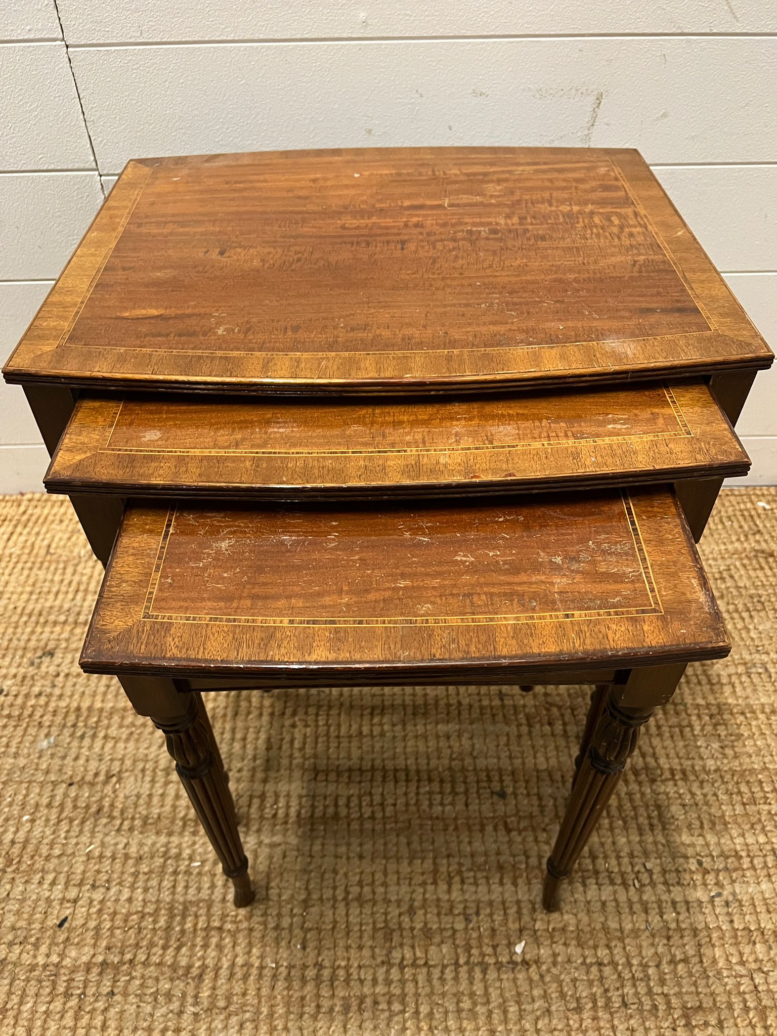 A set of nesting tables with string inlay and fluted legs (H51cm W50cm D38cm) - Image 2 of 4