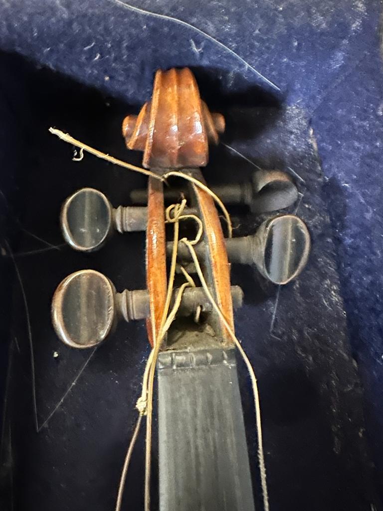 A violin in a rosewood case, new strings and hairs needed for bow and violin. - Image 5 of 5