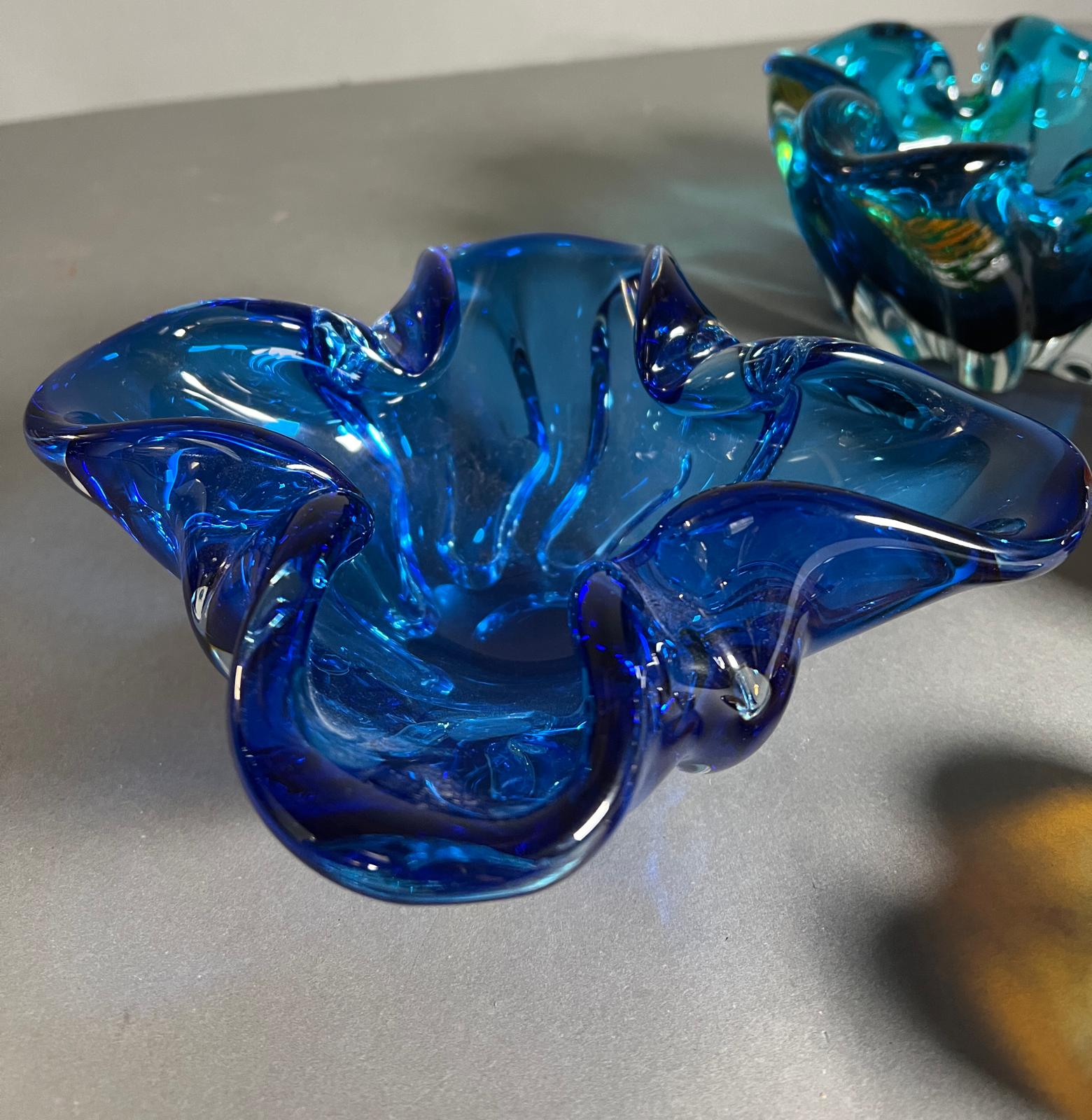 For pinched Art glass bowls various colours (W21cm) Condition Report Good condition - Image 2 of 6