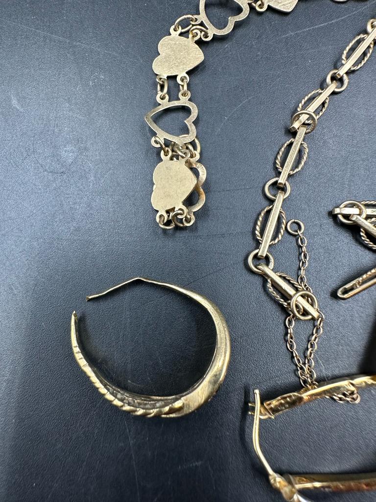 A selection of 9ct gold items (Approximate Total Weight 15g) - Image 2 of 6