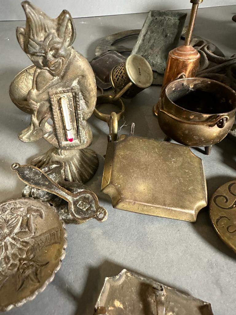 A large selection of brass and copper curios including door knockers, syringe, horse brasses etc. - Image 6 of 6