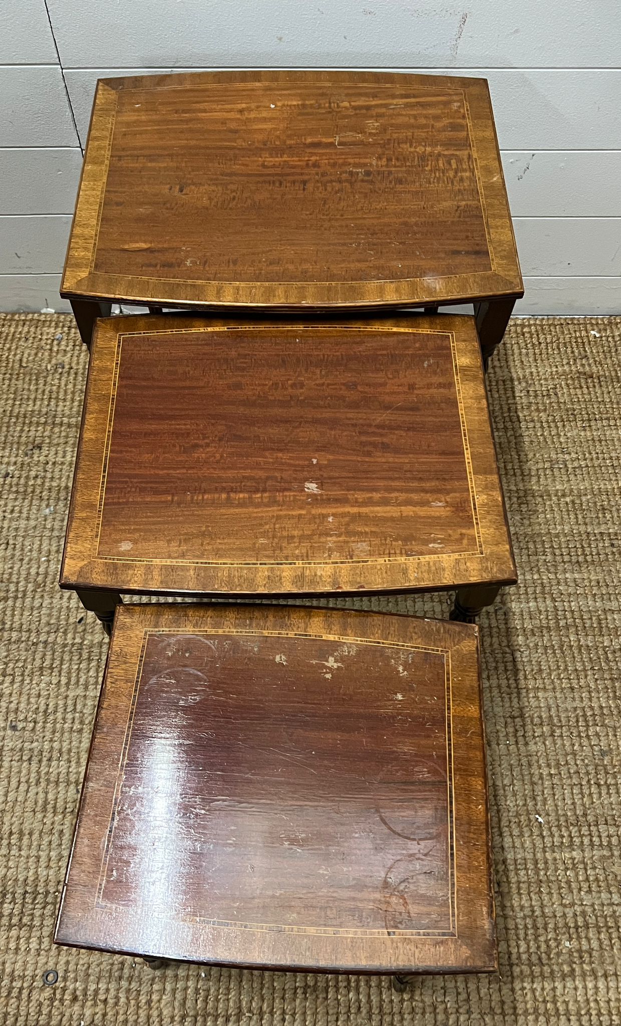 A set of nesting tables with string inlay and fluted legs (H51cm W50cm D38cm) - Image 4 of 4