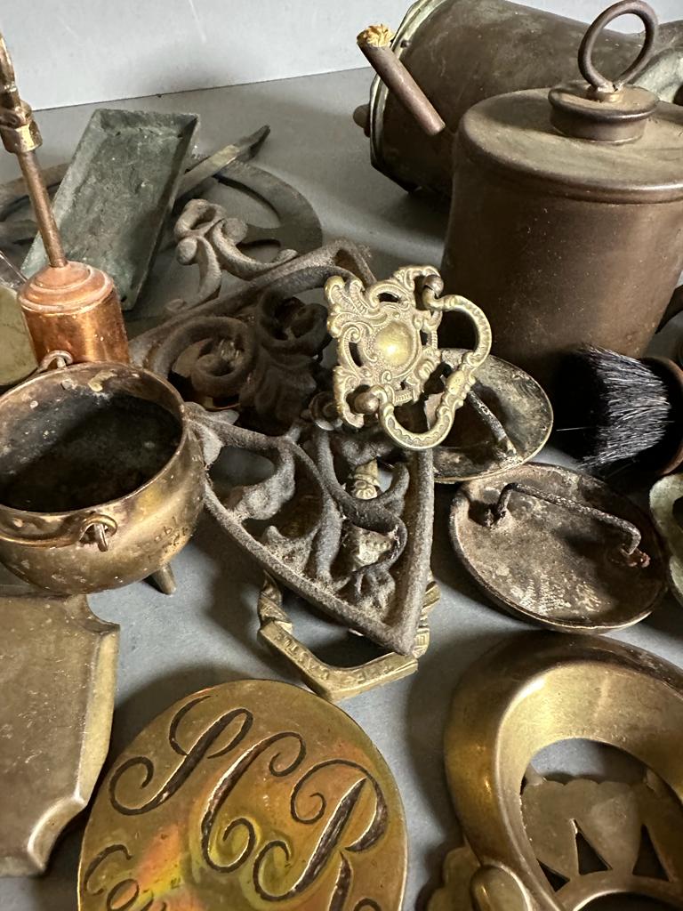 A large selection of brass and copper curios including door knockers, syringe, horse brasses etc. - Image 5 of 6