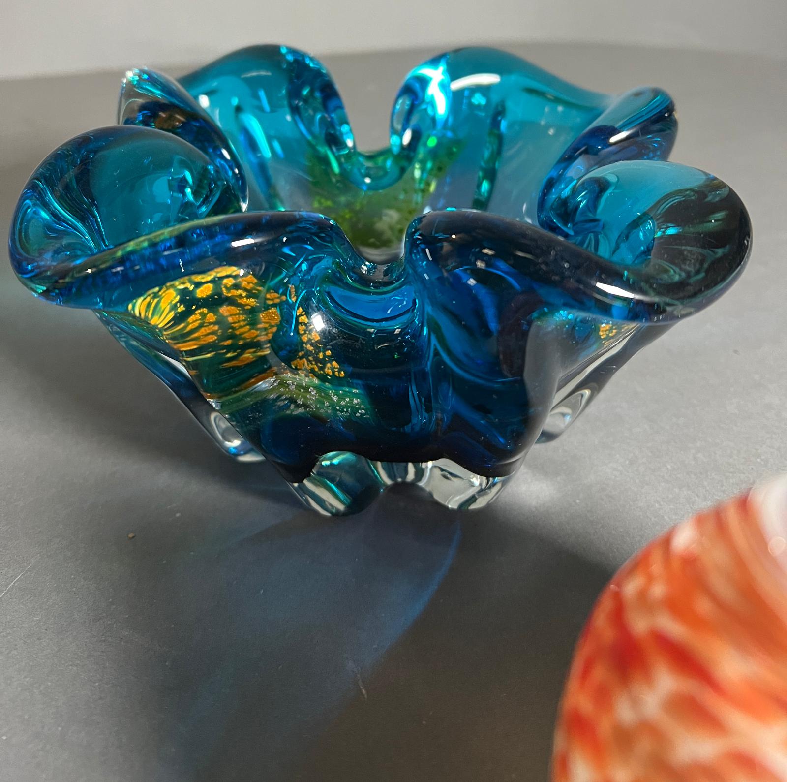 For pinched Art glass bowls various colours (W21cm) Condition Report Good condition - Image 3 of 6