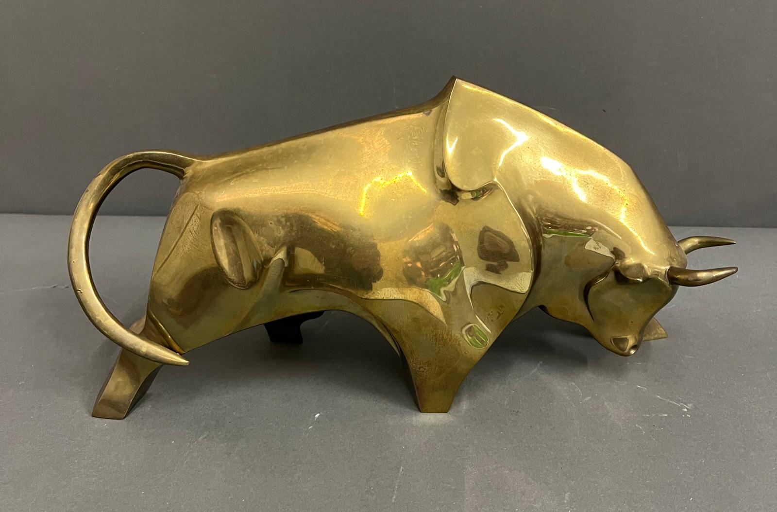 A brass sculpture of a bull (37cm)