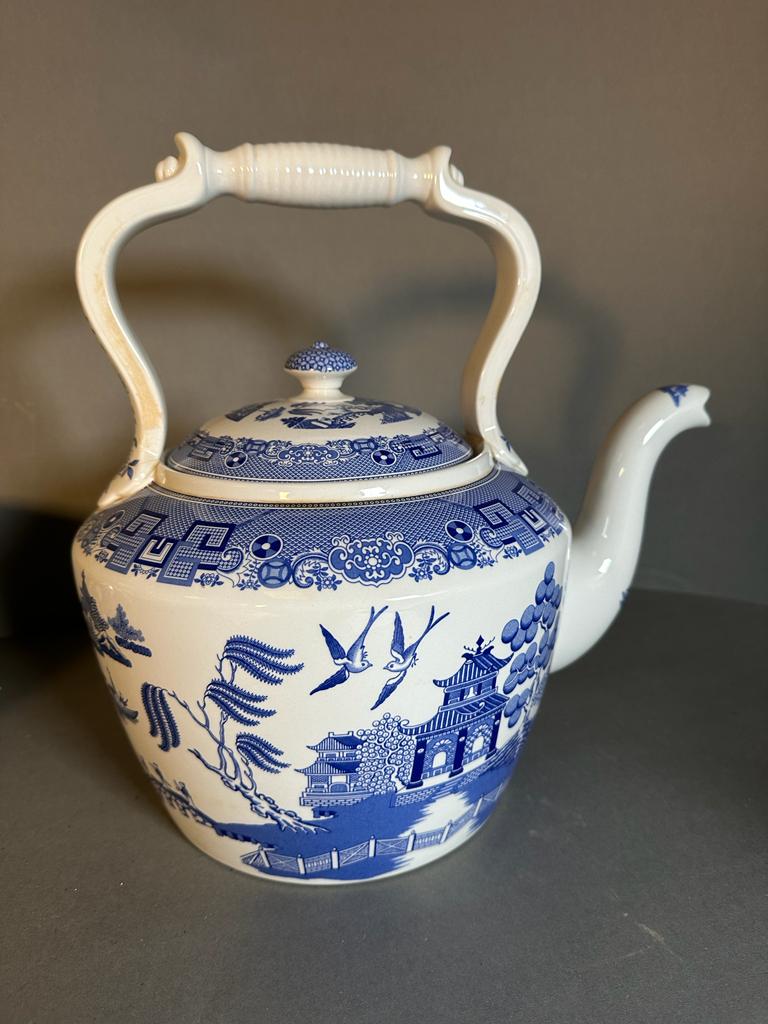 Two blue and white chinese style ceramics. A tea pot and a chamber pot - Image 3 of 3