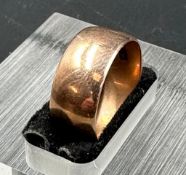 A 9ct gold wedding band (Approximate Total Weight 5g)